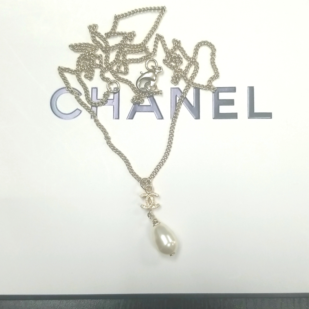 CHANEL GOLD NECKLACE  WITH  CC AND PEARL PENDANT